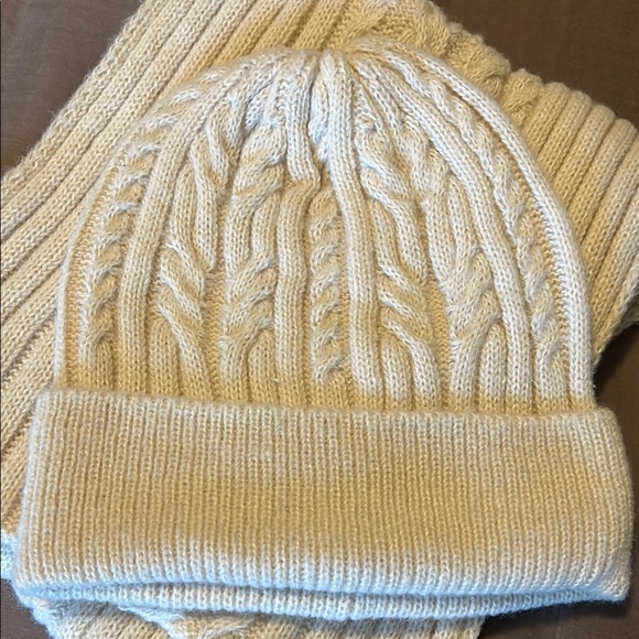 NWT Cream Cable Knit Toque & Scarf 2 piece Set - Picture 2 of 6